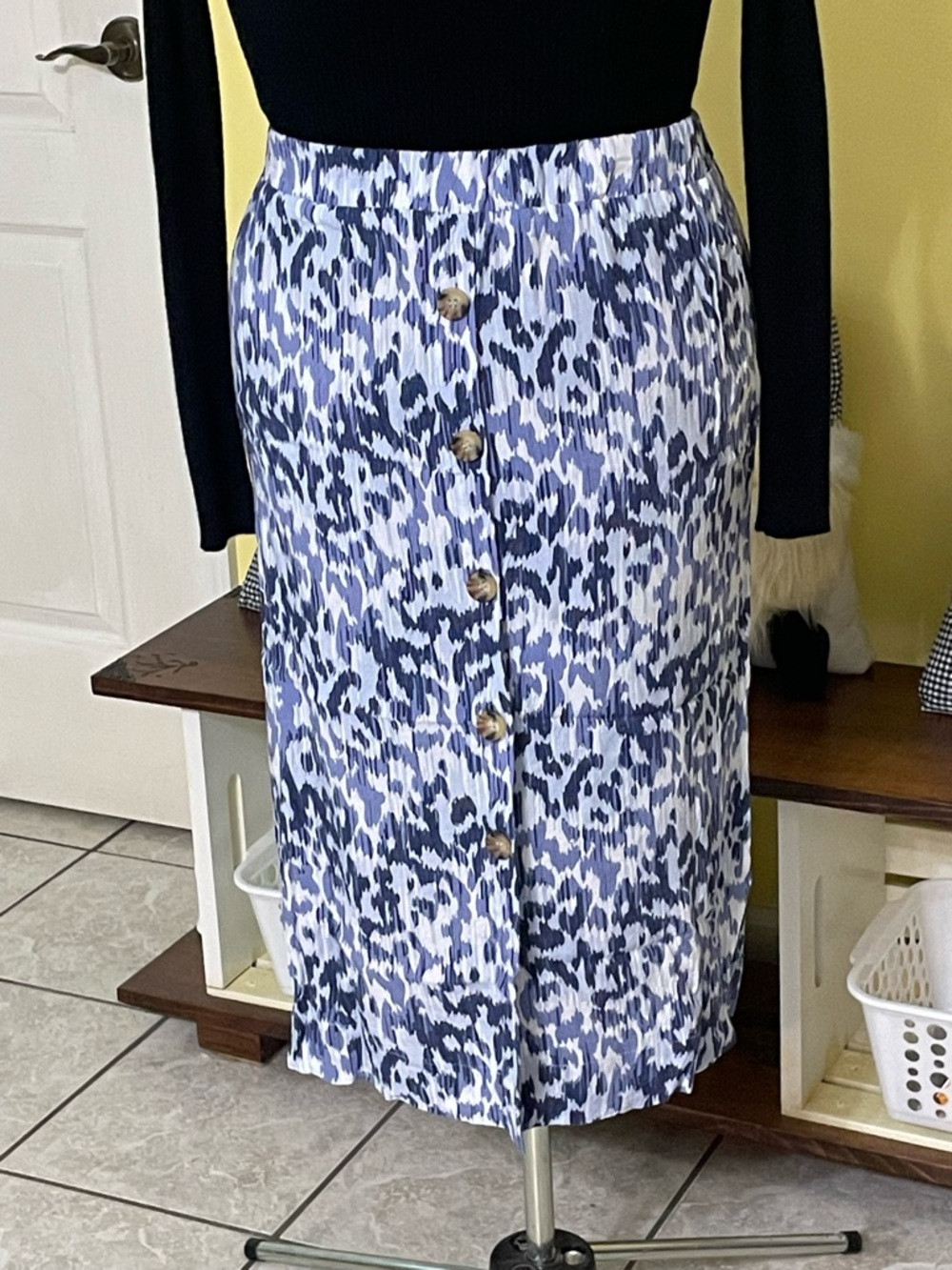 Classic Concepts Blue Abstract Print Midi Skirt